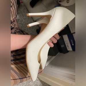 Jessica Simpson white heels pumps 8 snakeskin NEW
